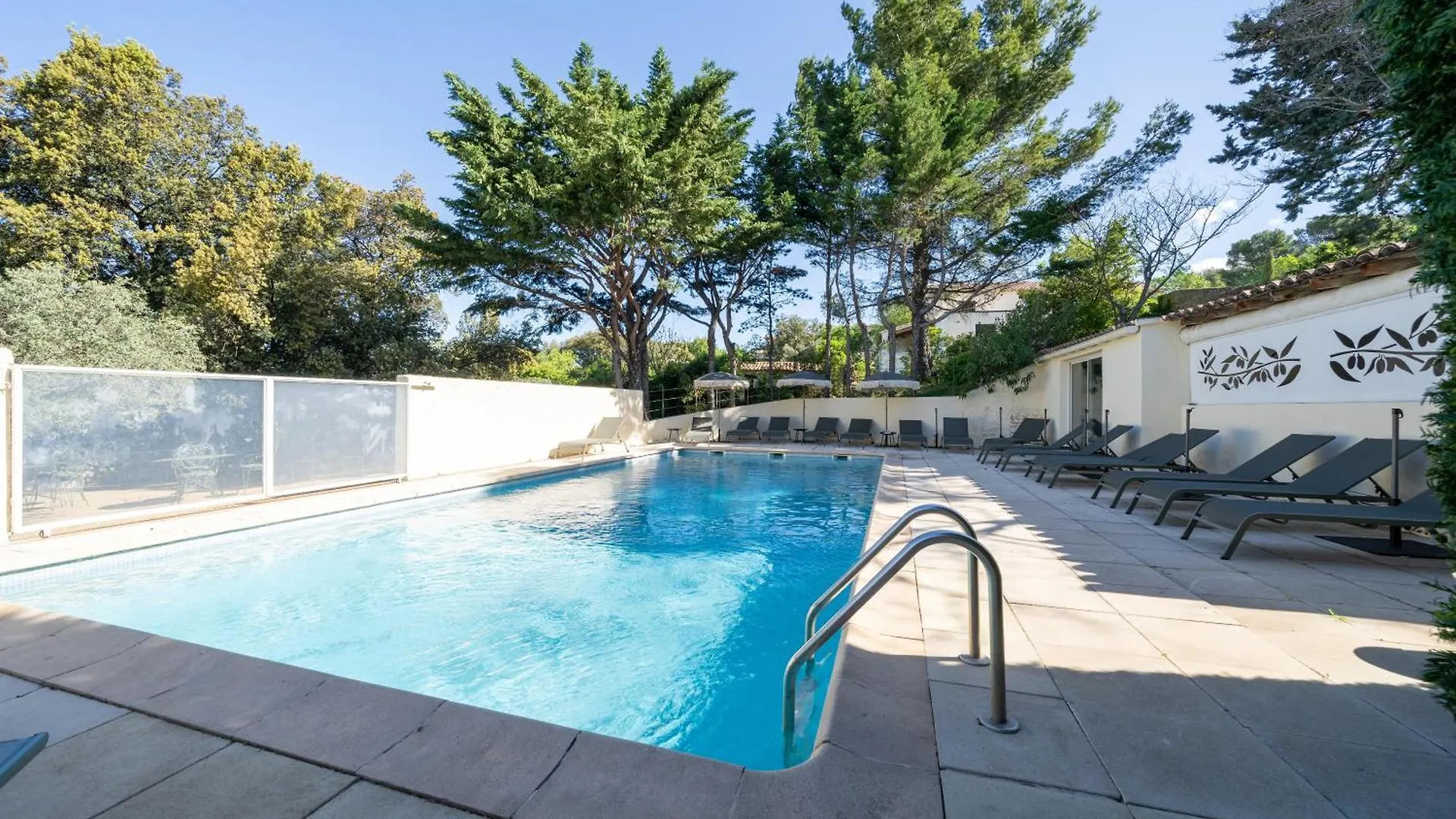 Hotel La Garrigue & Bar Piscine Venasque 2*,