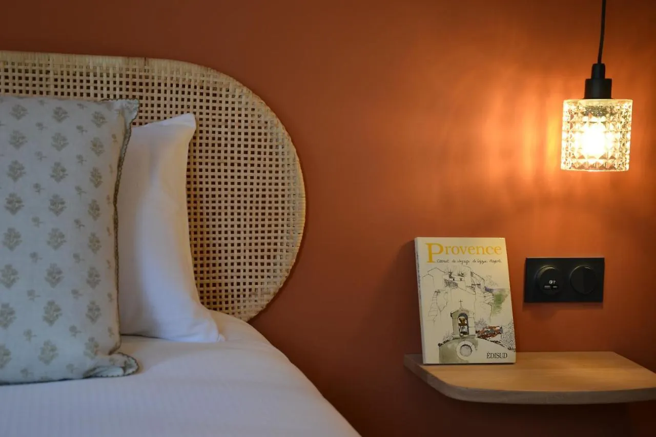 Hotel La Garrigue & Bar Piscine Венаск