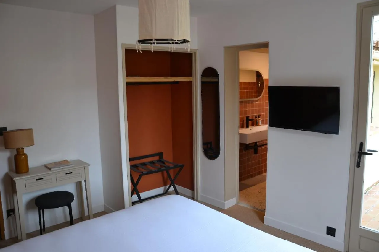 Hotel La Garrigue & Bar Piscine Венаск