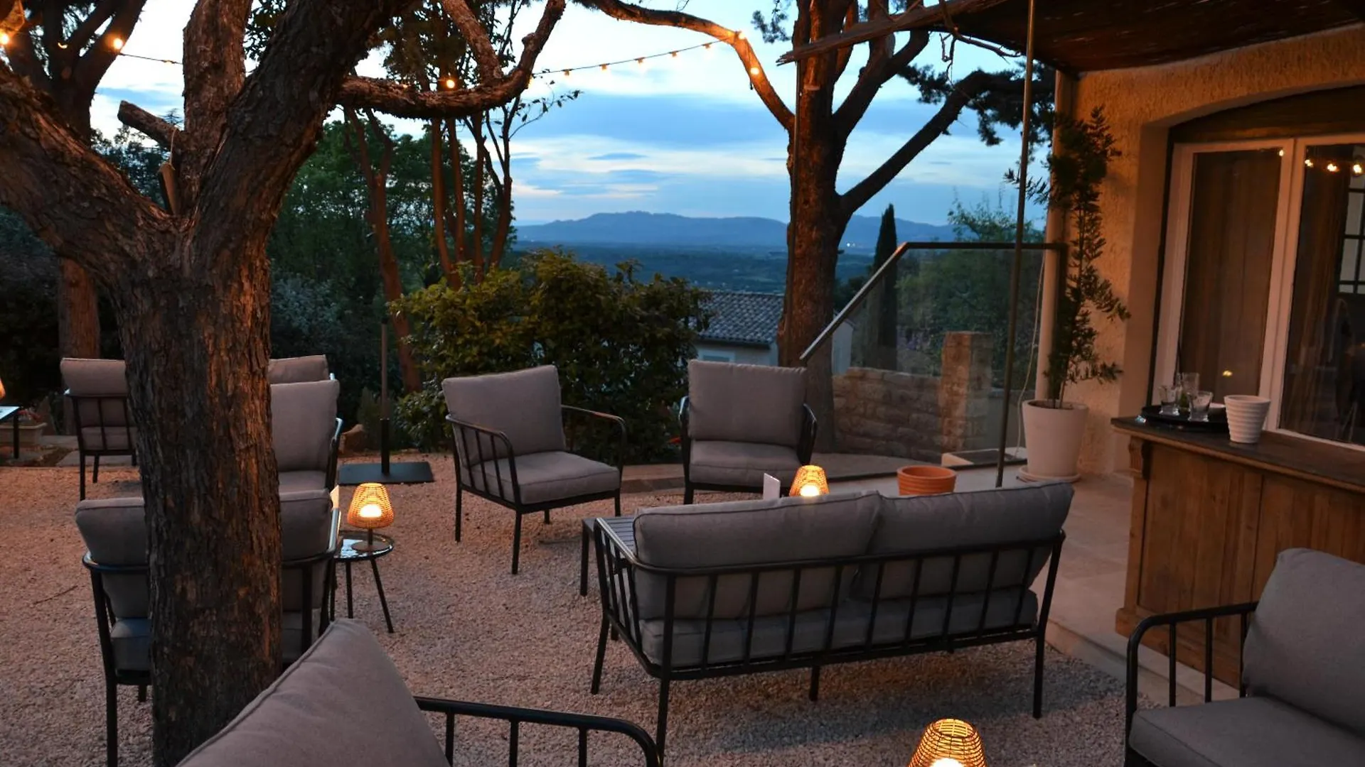 **  Hotel La Garrigue & Bar Piscine Венаск Франция