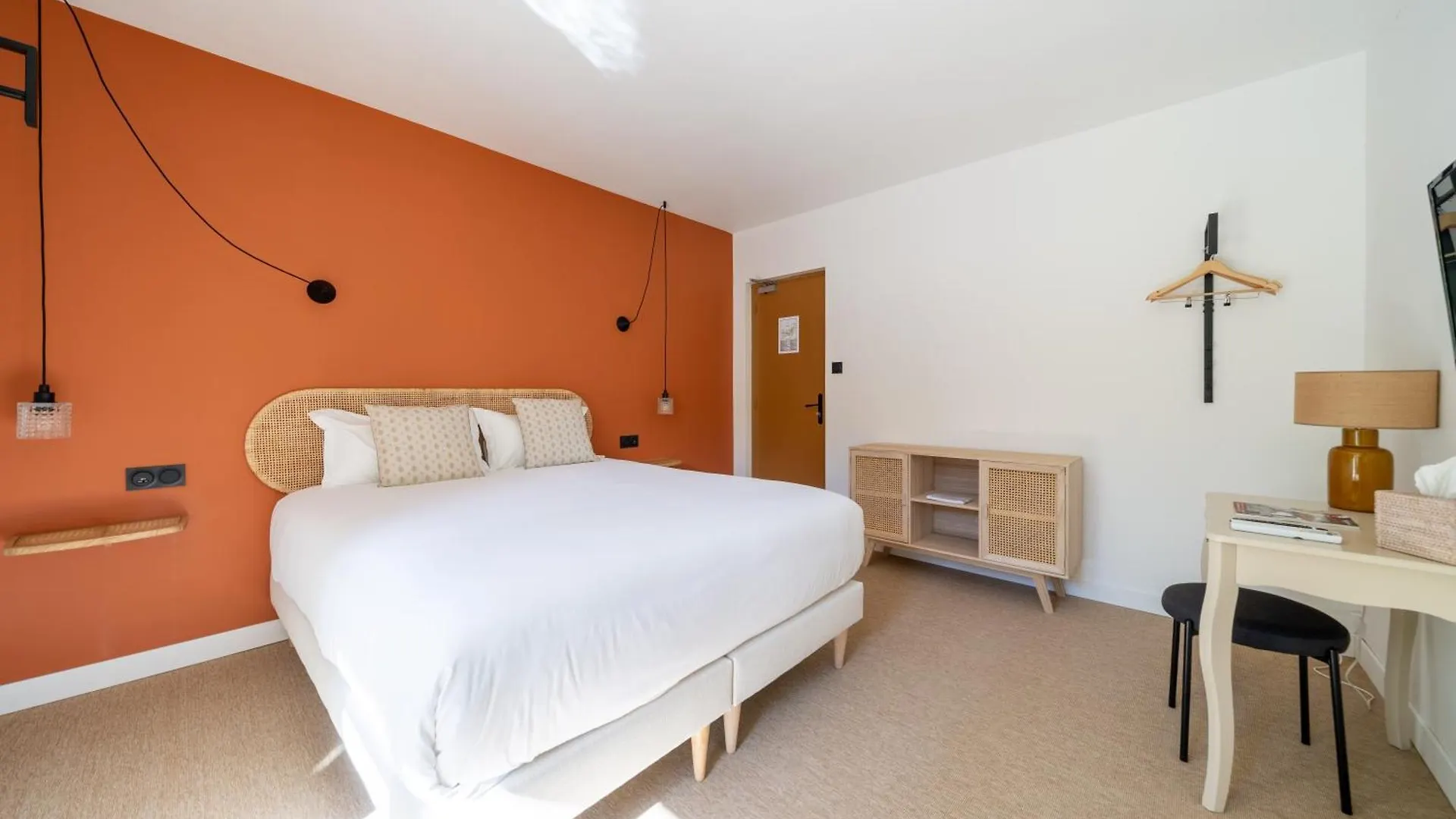 Hotel La Garrigue & Bar Piscine Венаск