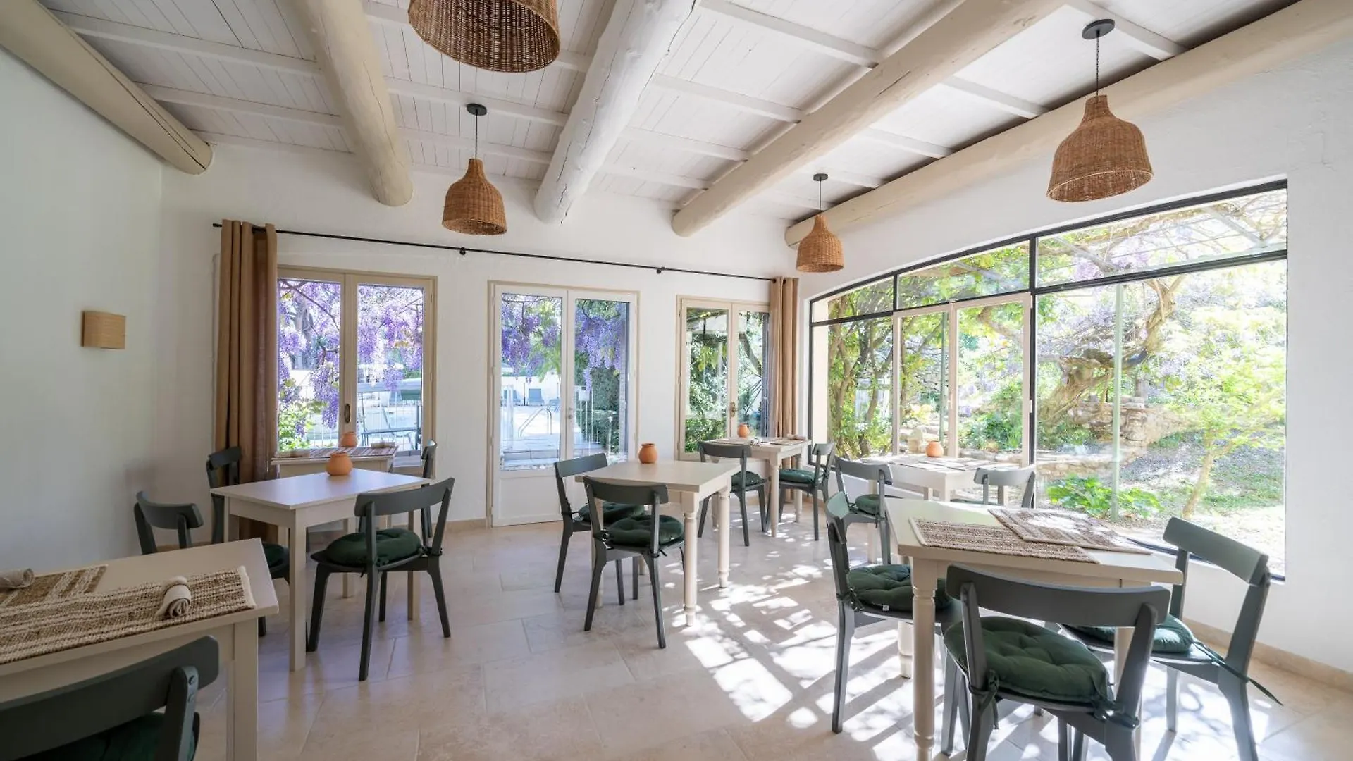 **  Hotel La Garrigue & Bar Piscine Venasque France