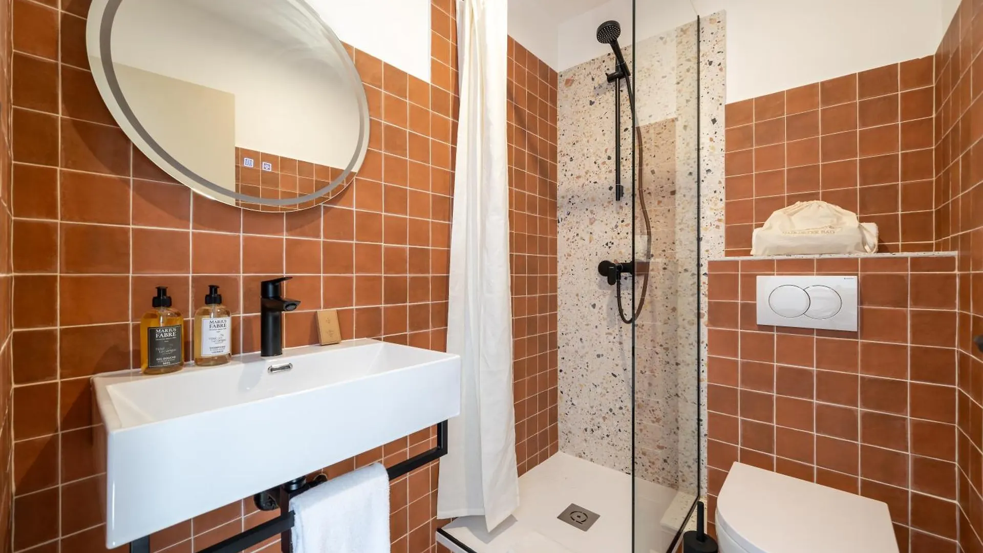 Hotel La Garrigue & Bar Piscine Venasque